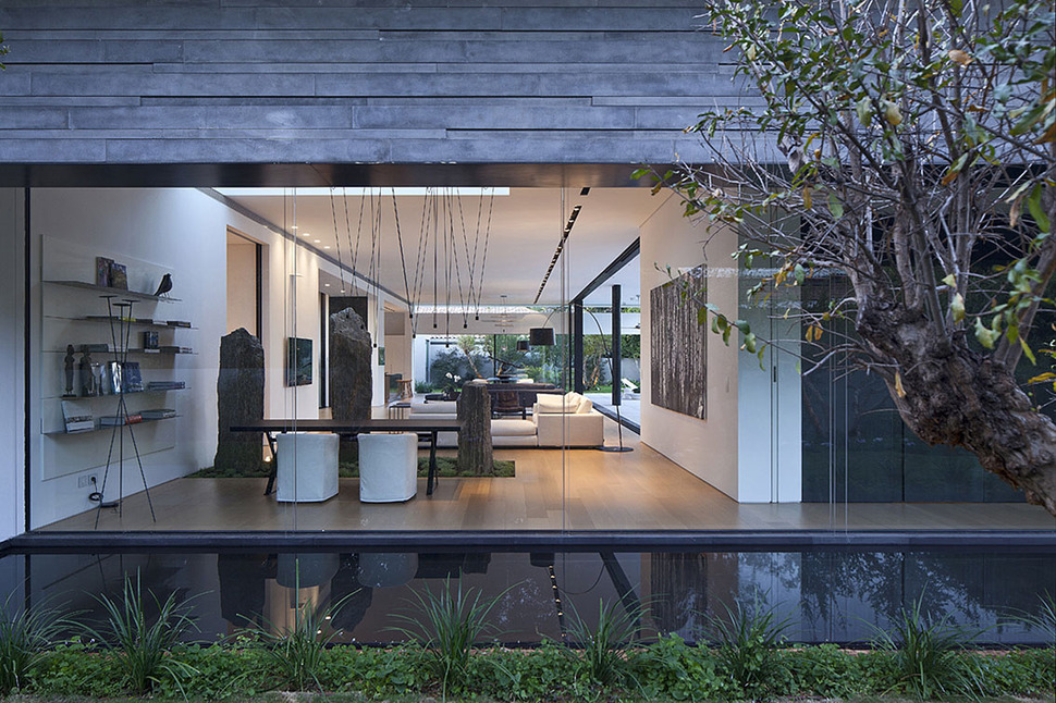 tranquil-glass-walled-house-with-innovative-furnishings-9-living-room-wall.jpg