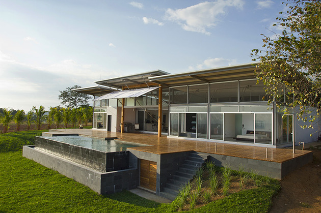 2-adjustable-eaves-create-thermal-comfort-glass-house-13-pool.jpg