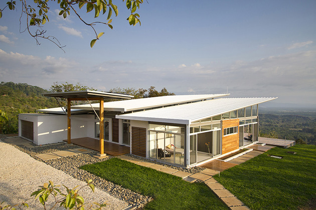 2-adjustable-eaves-create-thermal-comfort-glass-house-2-site.jpg
