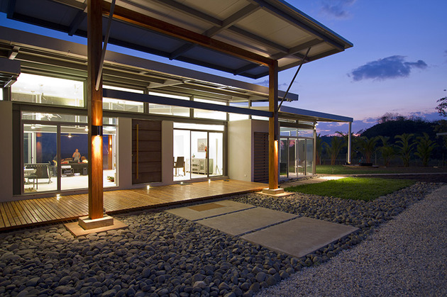2-adjustable-eaves-create-thermal-comfort-glass-house-4-entry.jpg
