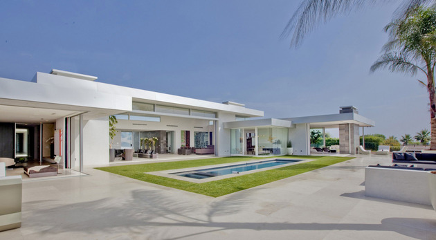 70s home transformed modern masterpiece 1 pool thumb 630xauto 41366 70s Home Transformed into Modern Beverly Hills Masterpiece