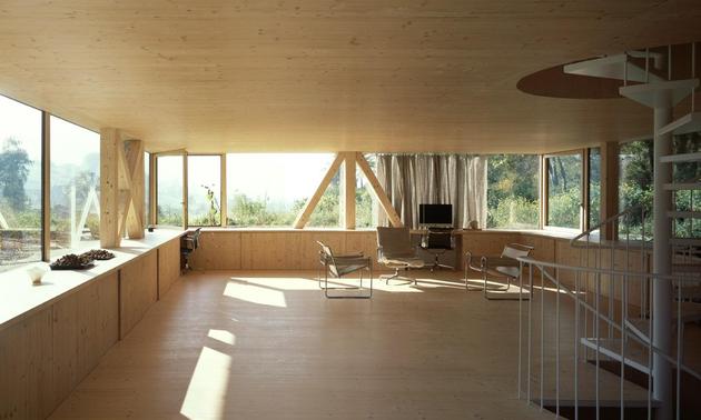barn-home-floats-round-window-over-lower-facade-glass-18-living.jpg