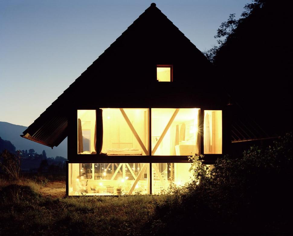 barn-home-floats-round-window-over-lower-facade-glass-2-exterior.jpg