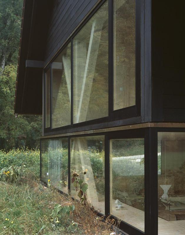 barn-home-floats-round-window-over-lower-facade-glass-25-windows.jpg