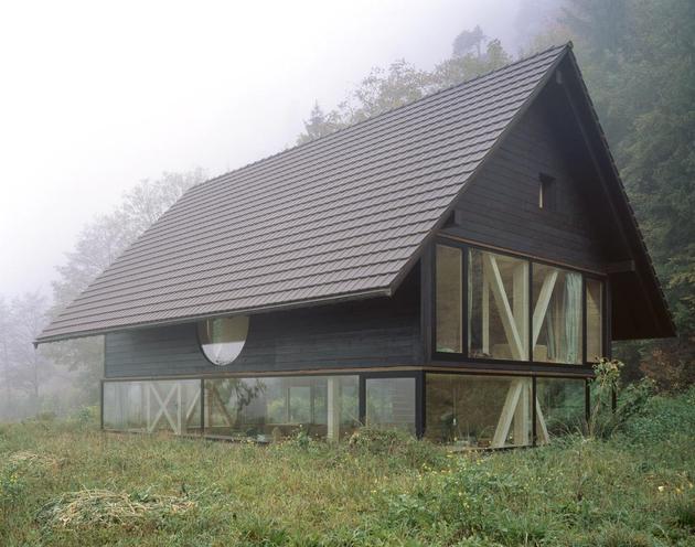 barn-home-floats-round-window-over-lower-facade-glass-5-exterior.jpg