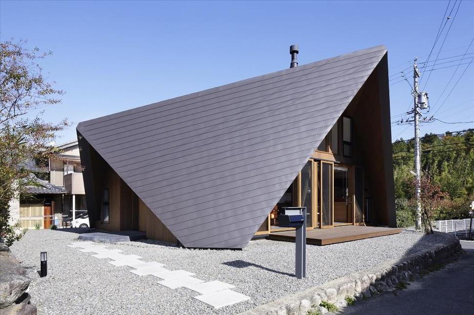 home-surrounded-rock-wall-protected-folded-roof-7-entry.jpg