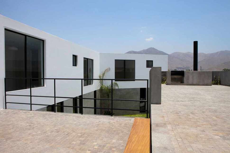house-with-detached-glass-walled-living-area-11-courtyard-windows.jpg