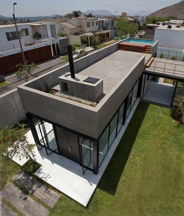 house-with-detached-glass-walled-living-area-14-courtyard-above.jpg