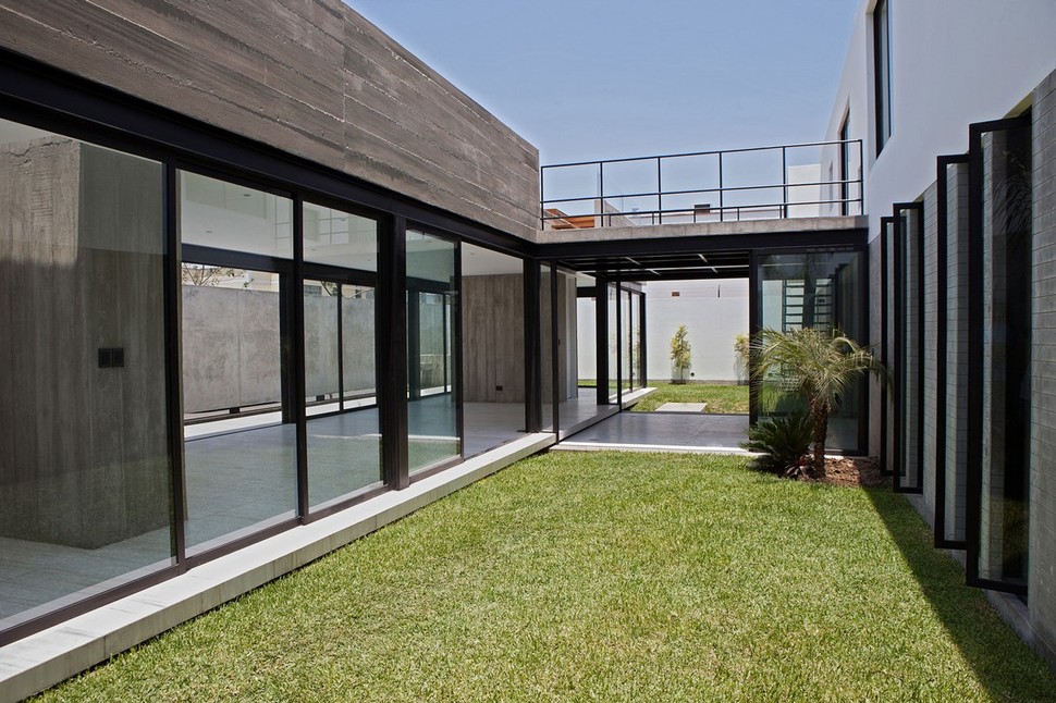 house-with-detached-glass-walled-living-area-15-bridge.jpg