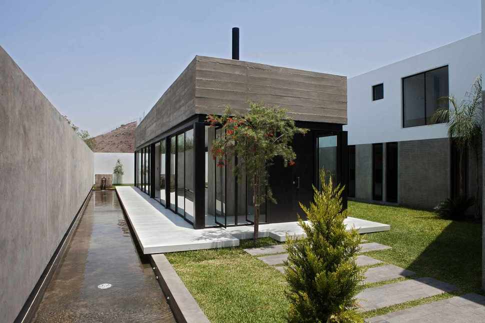 house-with-detached-glass-walled-living-area-3-courtyard.jpg