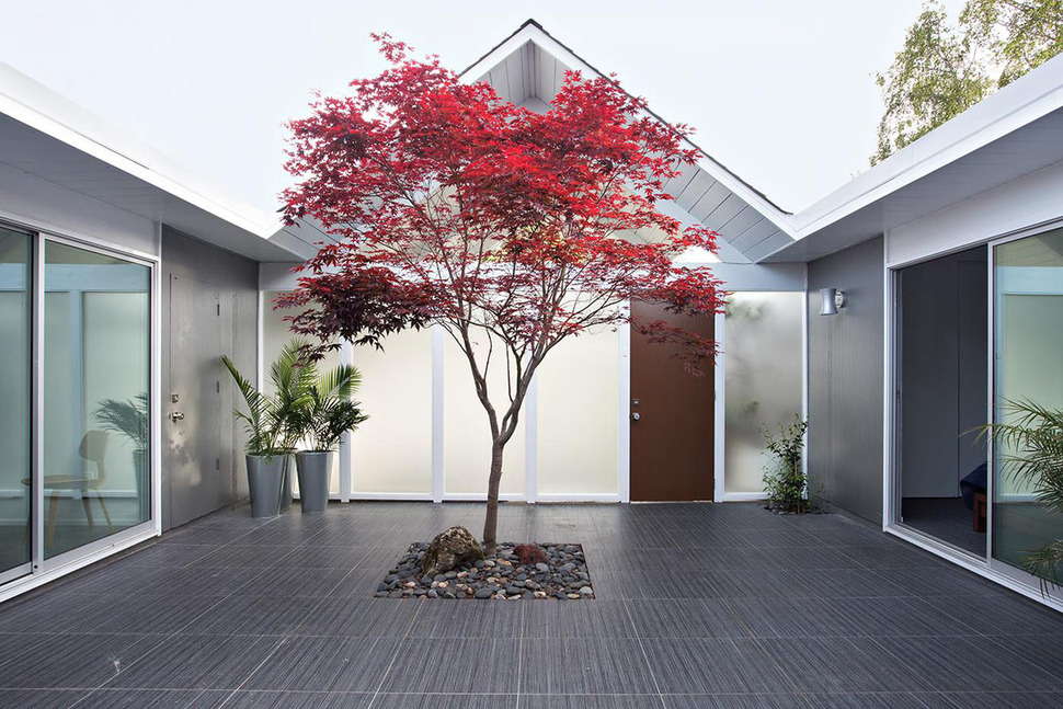 Interior Courtyard Surrounded By 4 Gables House By Klopf Architecture