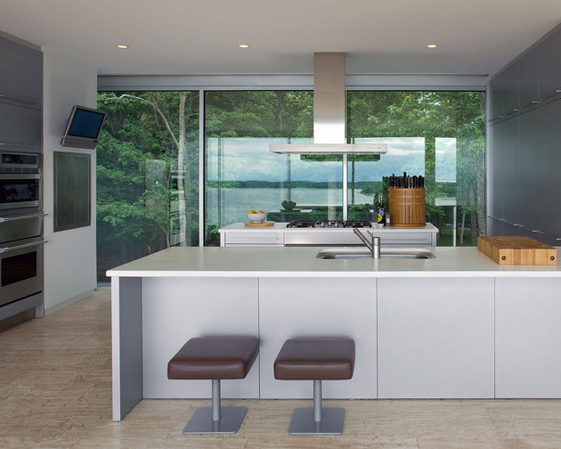 vertical-t-shaped-hilltop-house-views-4-sides-18-kitchen.jpg