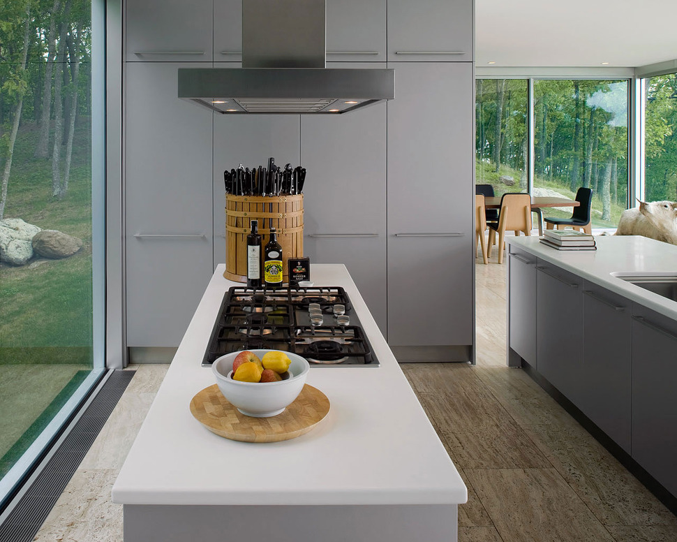 vertical-t-shaped-hilltop-house-views-4-sides-20-kitchen.jpg