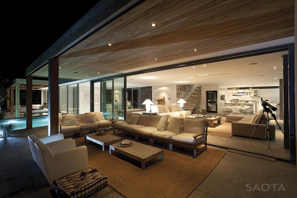 home-embraces-indoor-outdoor-lifestyle-steps-down-slope-14-lounge.jpg