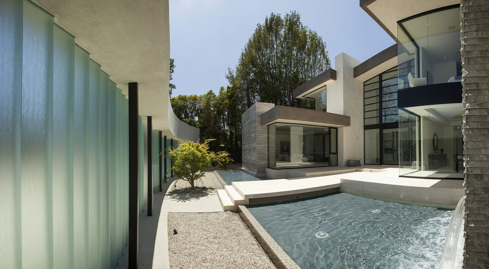 home-glass-screen-water-features-entry-courtyard-1-courtyard.jpg
