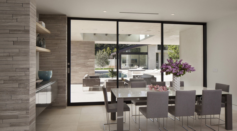 home-glass-screen-water-features-entry-courtyard-17-eating.jpg