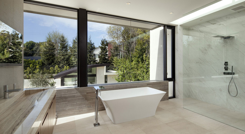 home-glass-screen-water-features-entry-courtyard-22-ensuite.jpg