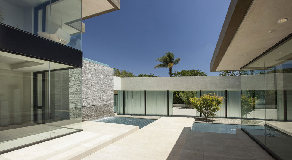 home-glass-screen-water-features-entry-courtyard-6-courtyard.jpg