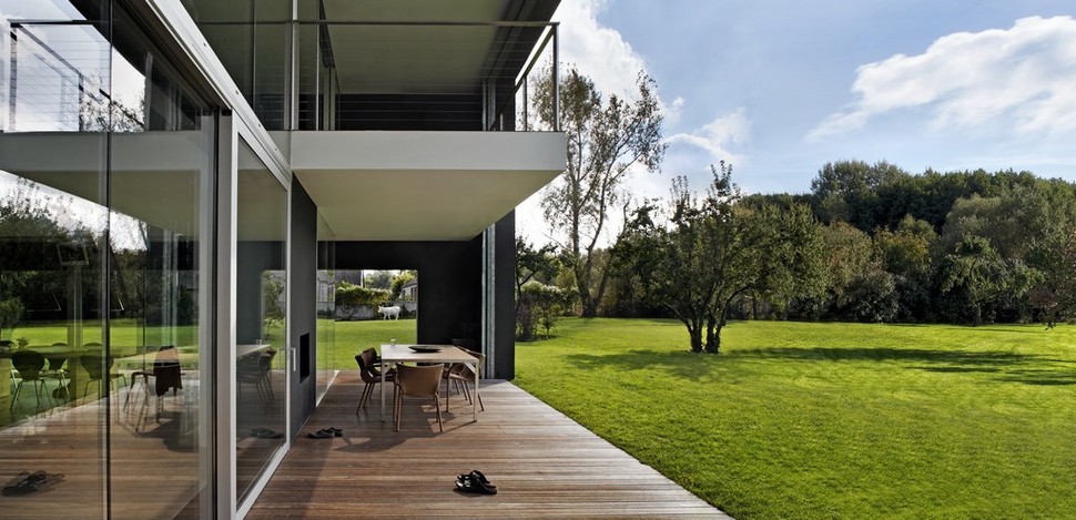 house-closes-concrete-cube-covering-glazed-areas-15-deck.jpg