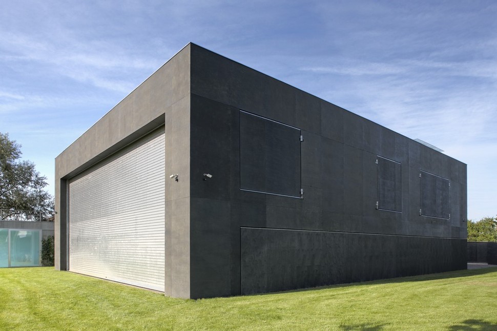house-closes-concrete-cube-covering-glazed-areas-18-gate.jpg