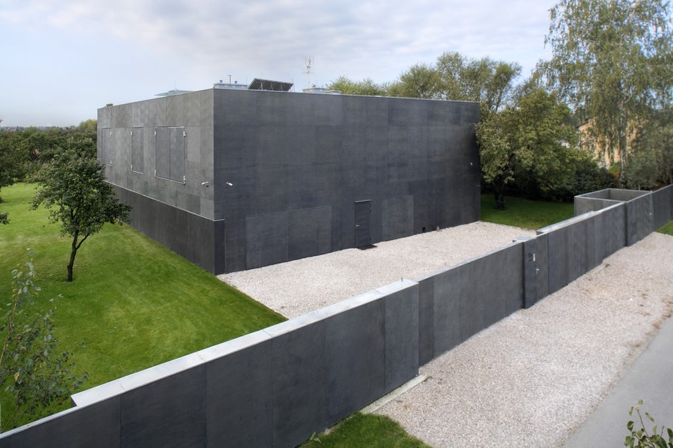 house-closes-concrete-cube-covering-glazed-areas-3-closed.jpg