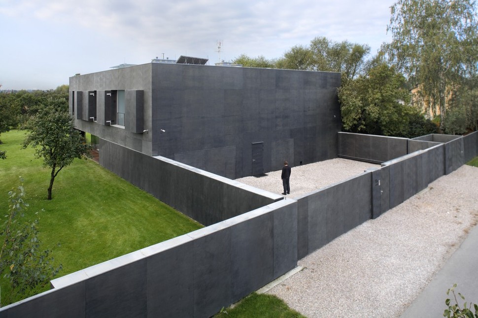 house-closes-concrete-cube-covering-glazed-areas-5-closed-land.jpg