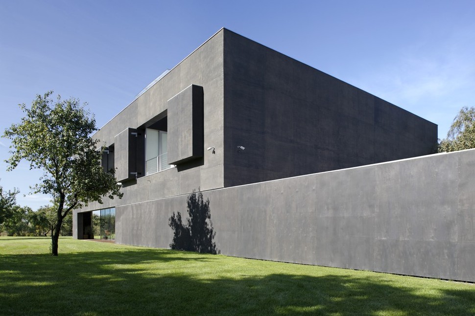 house-closes-concrete-cube-covering-glazed-areas-5-shutters.jpg