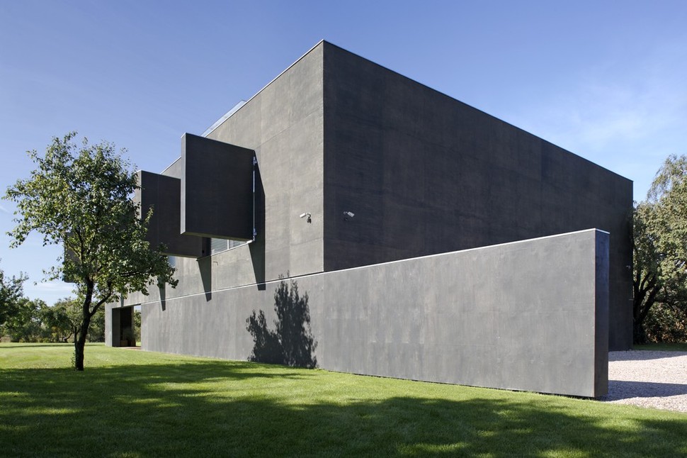 house-closes-concrete-cube-covering-glazed-areas-6-opening.jpg