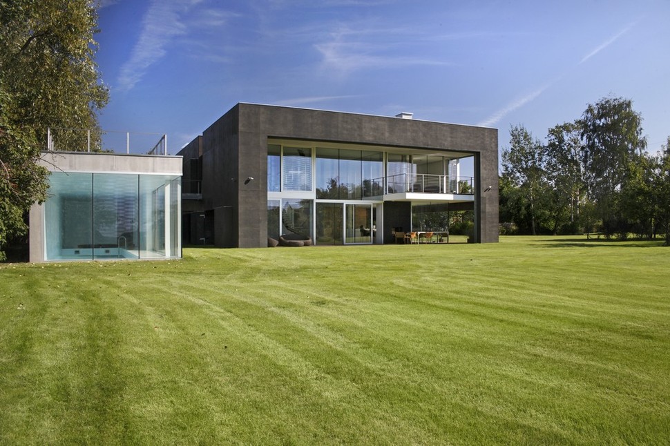house-closes-concrete-cube-covering-glazed-areas-8-back.jpg