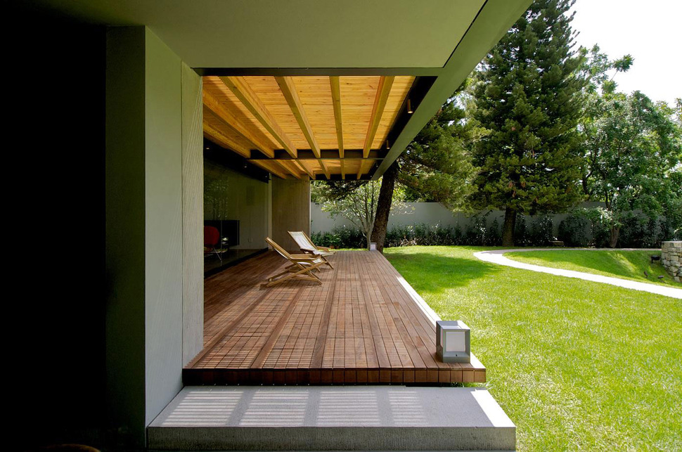 indoor-outdoor-zones-accentuated-vertical-gardens-11-terrace.jpg