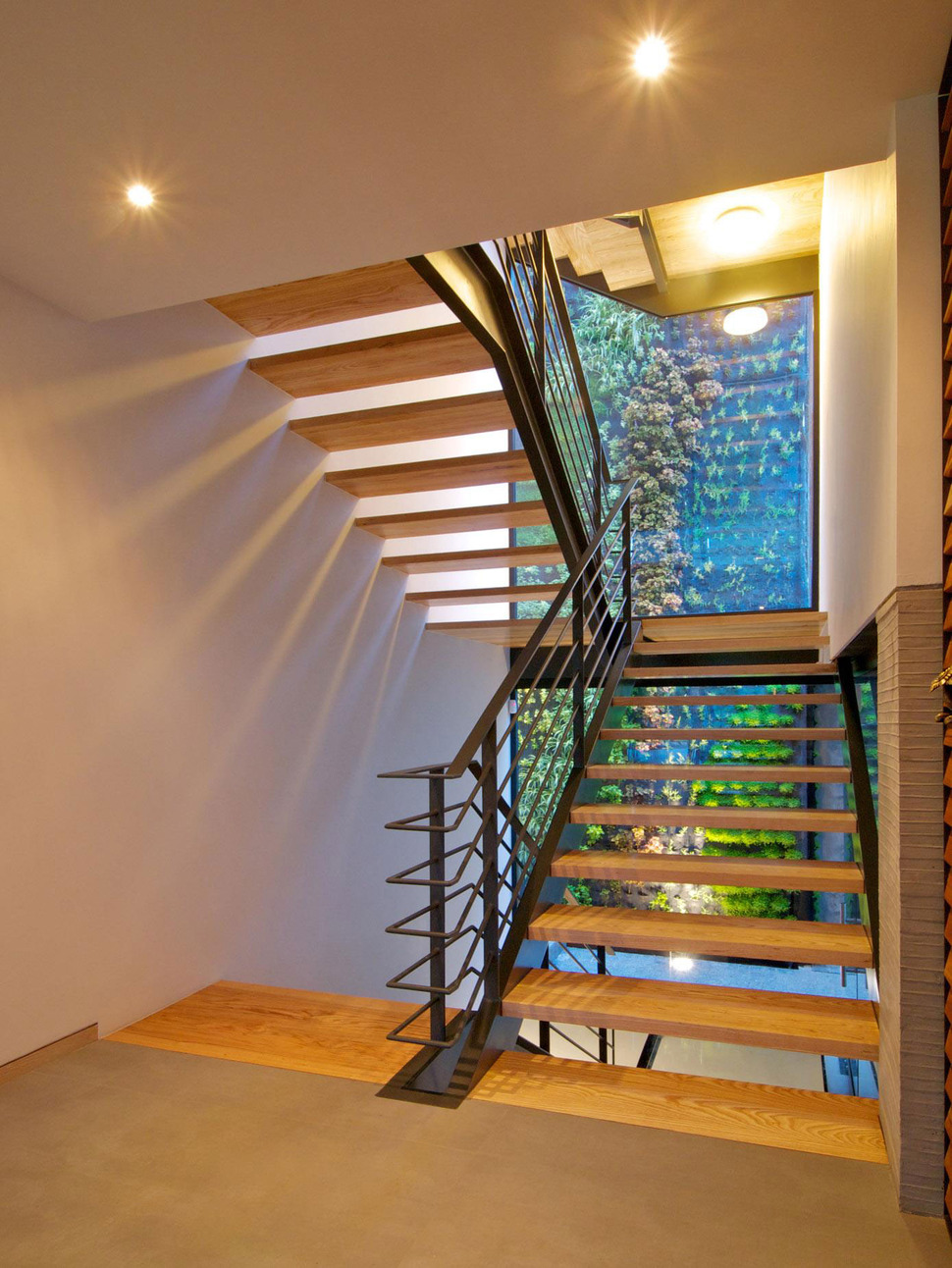 indoor-outdoor-zones-accentuated-vertical-gardens-7-stairs.jpg