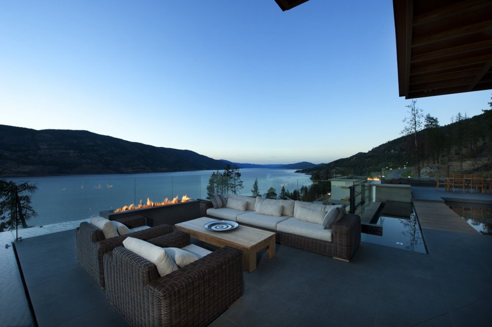 its-all-details-beautiful-lakeside-home-5-outdoor-lounge.jpg