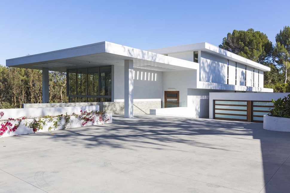 luxury-los-angeles-house-with-rooftop-decks-10-driveway.jpg