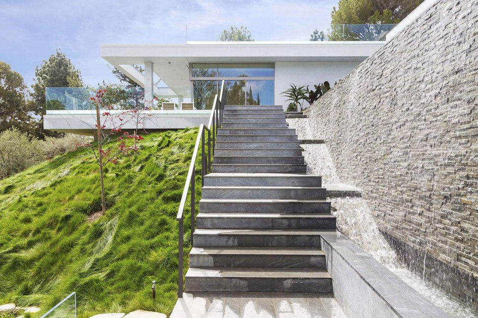 luxury-los-angeles-house-with-rooftop-decks-7-lawn-stairs.jpg