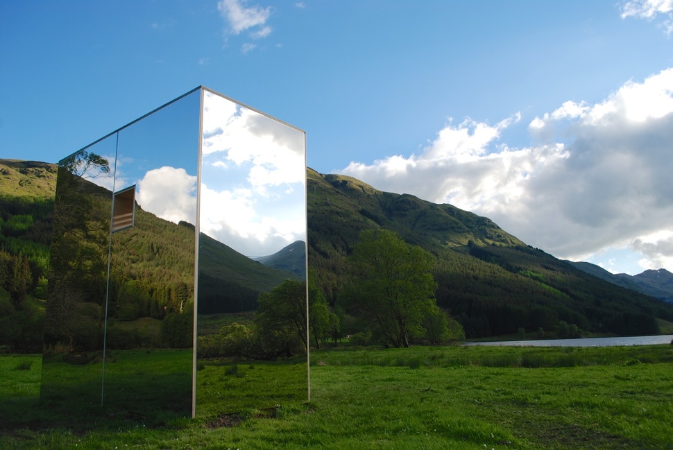 mirrored-cabin-reflects-landscape-materializes-in-out-view-2.jpg