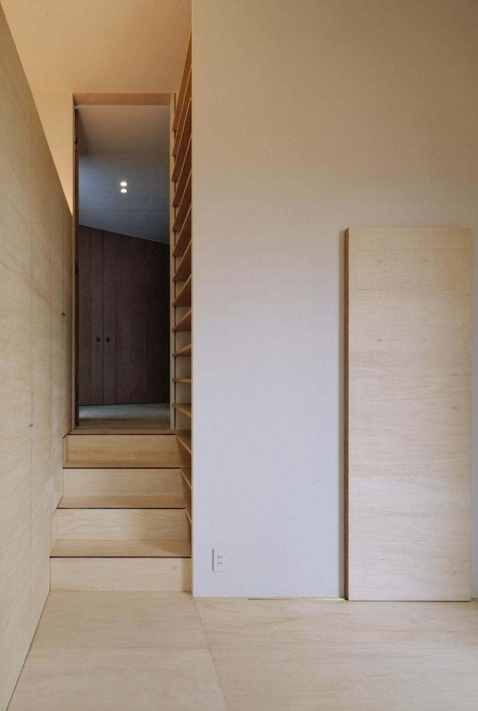steep-slope-house-with-bookshelf-lined-interior-12-lower-level.jpg