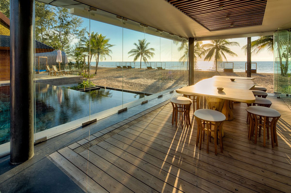 ultimate-ultramodern-seaside-getaway-villa-with-restaurant-11-dining-room.jpg