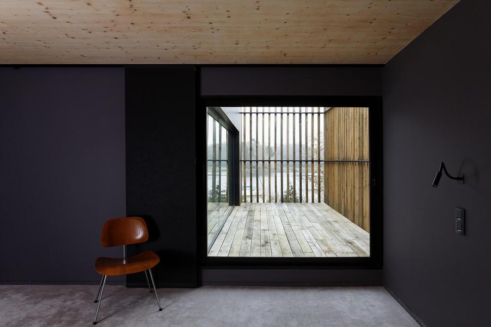 glass-living-edge-wood-clads-house-contrasts-30-terrace.jpg