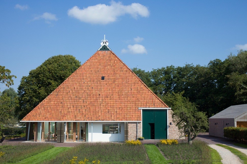 historic-dutch-farm-buildings-hide-modern-homes-1-main-house-open.jpg