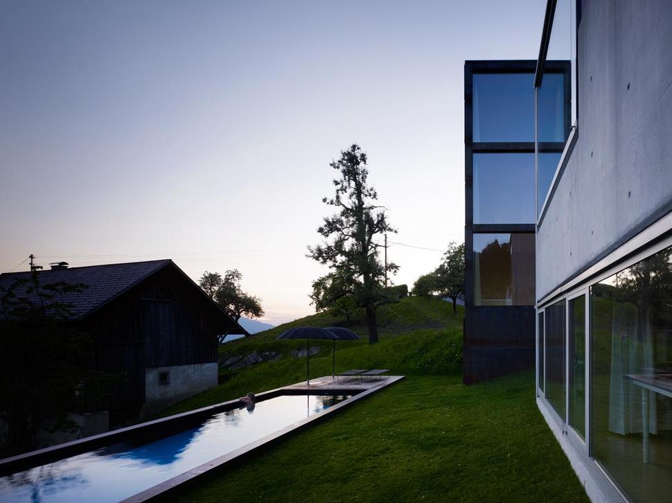 oxidized-steel-bedroom-tower-presides-house-pool-22-pool.jpg