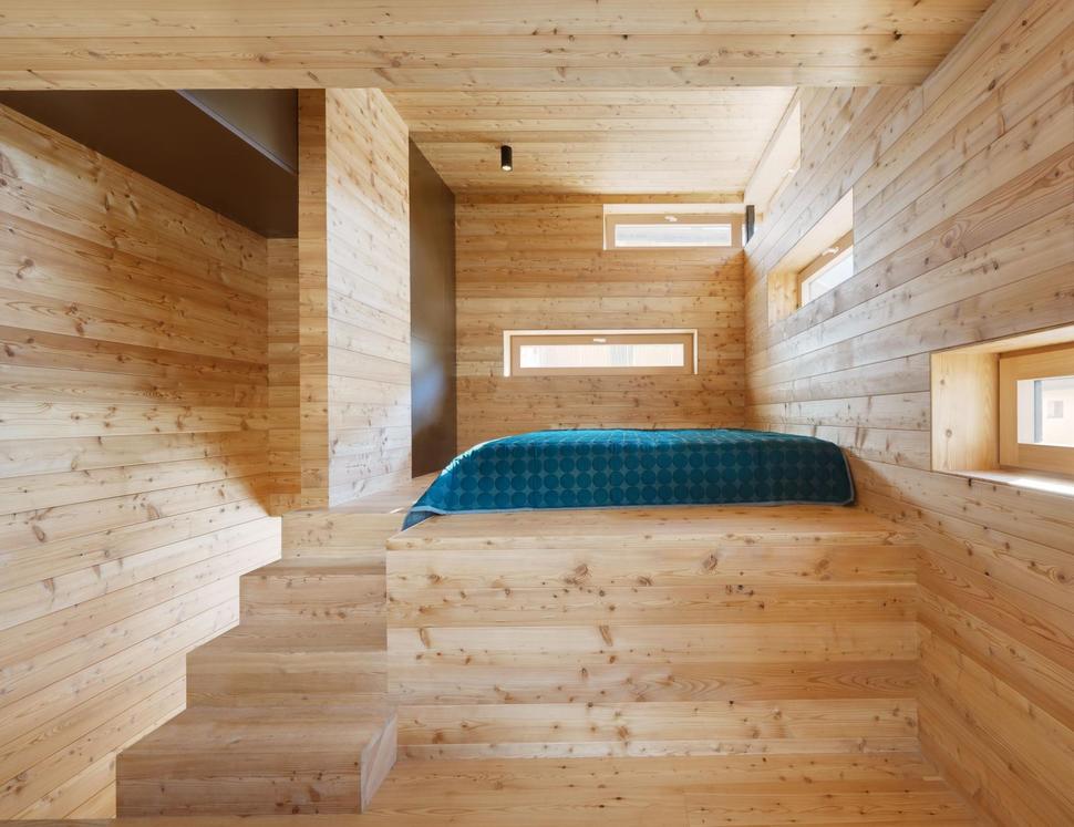 tiny-barn-conversion-zigzags-rooms-vertically-6-bedroom.jpg