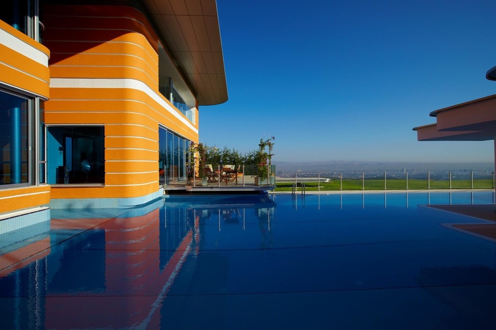 ultramodern-house-with-vibrant-lighting-design-focus-2-pool.jpg