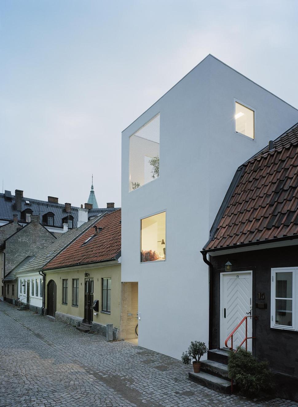 white-townhouse-with-open-interiors-detached-office-4-corner-right.jpg