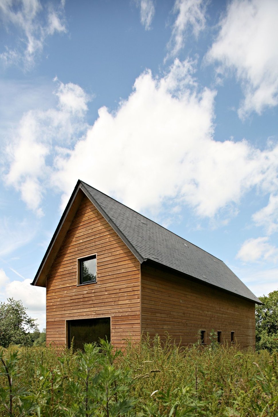 barn-style-weekend-cabin-embraces-simple-life-4a-exterior.jpg