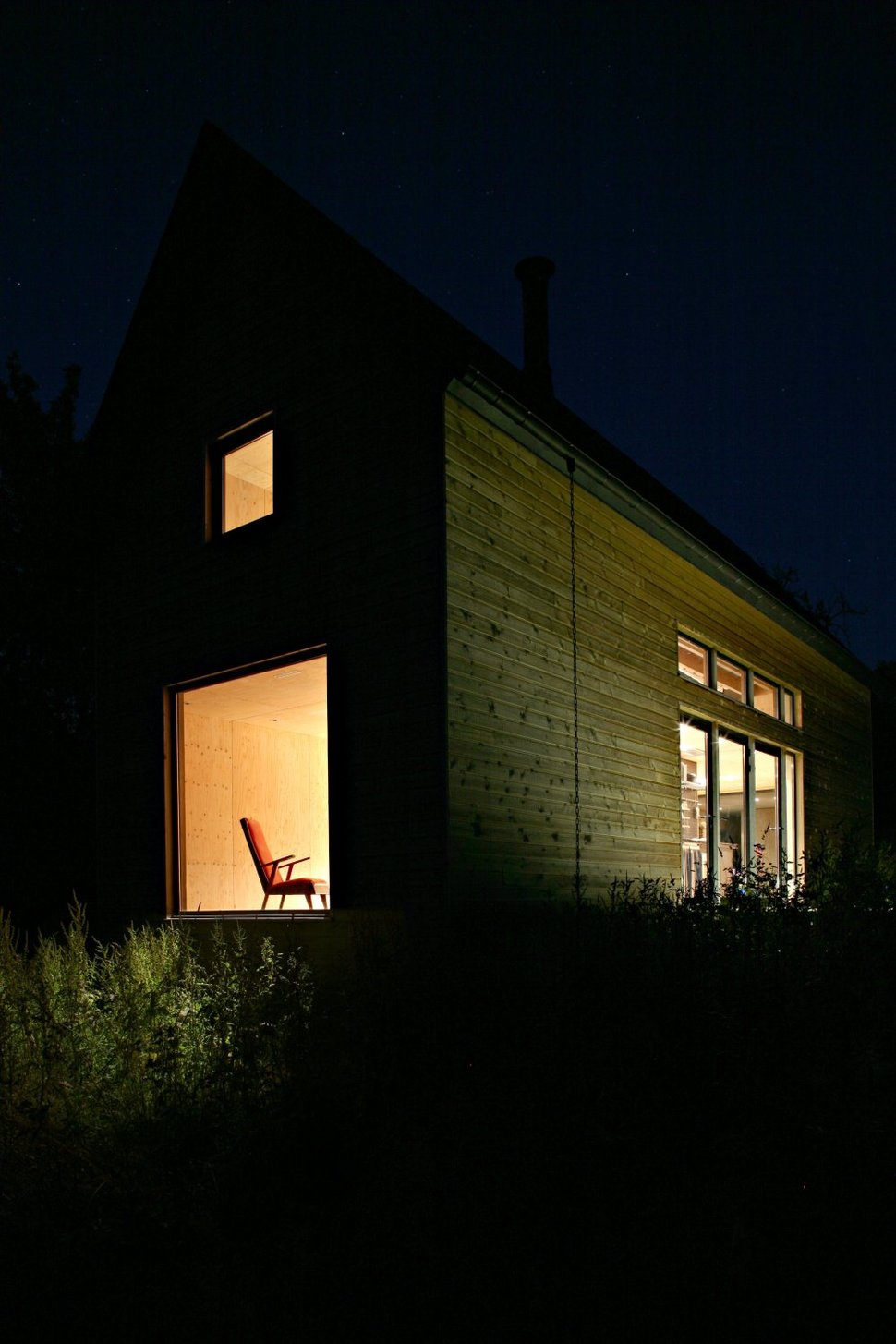 barn-style-weekend-cabin-embraces-simple-life-4b-exterior.jpg