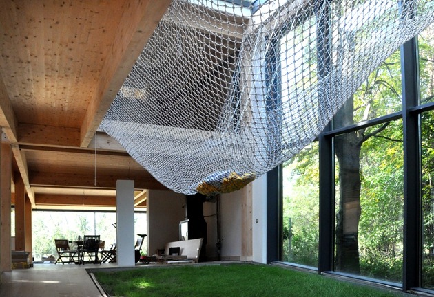 energy efficient forest home tecto architecture net lounge 1 thumb 630xauto 49343 Energy Efficient Forest Home has Suspended Net Lounge