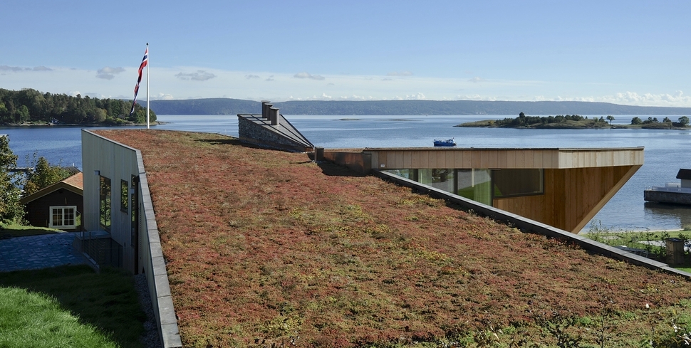 green-roof-oceanfront-split-level-home-slope-17-roof.jpg