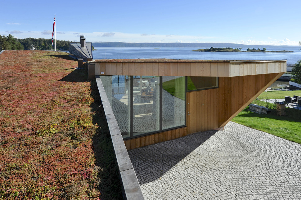 green-roof-oceanfront-split-level-home-slope-18-roof.jpg