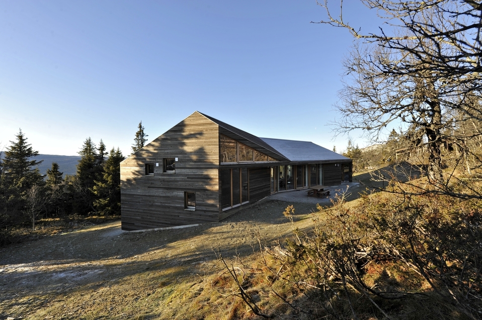 holiday-cabin-mountains-designed-landscape-contours-2-facade.jpg