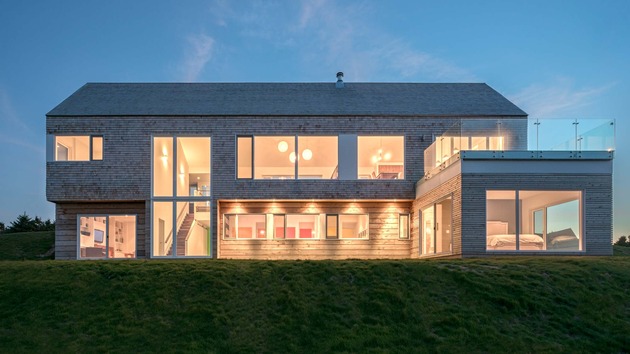 slope-house-minimalist-gabled-profile-omar-gandhi-architects-7.jpg